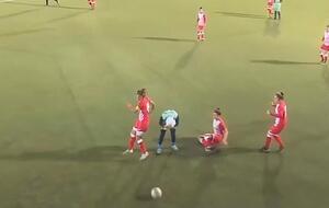 Хиджаб случайно спал с головы спортсменки во время матча