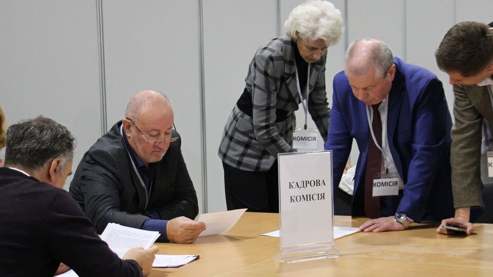 Позивач просив суд заборонити конкурсним комісіям проводити атестацію прокурорів
