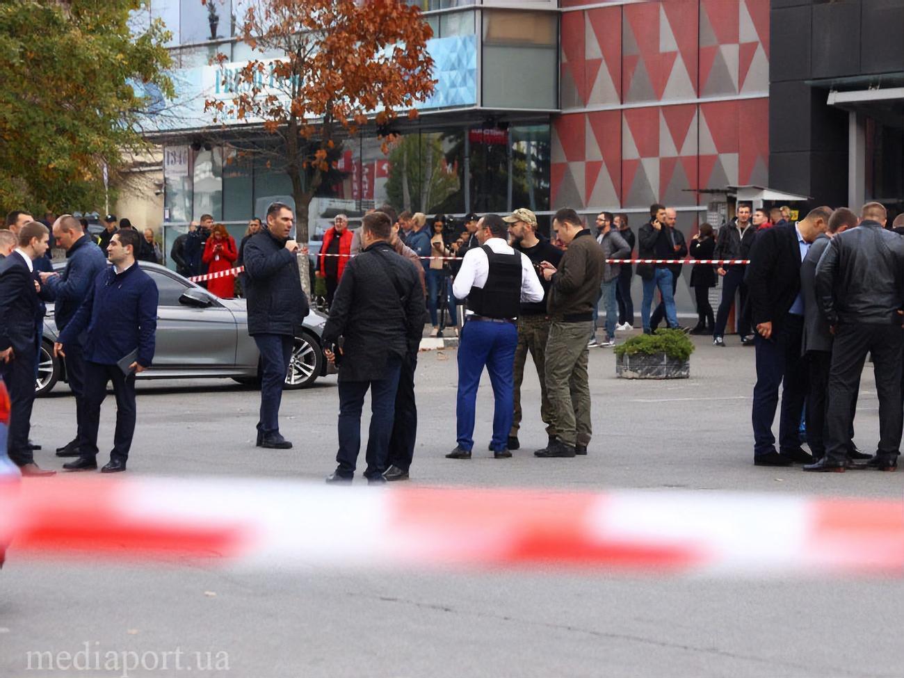 В результате стрельбы у супермаркета погиб один человек
