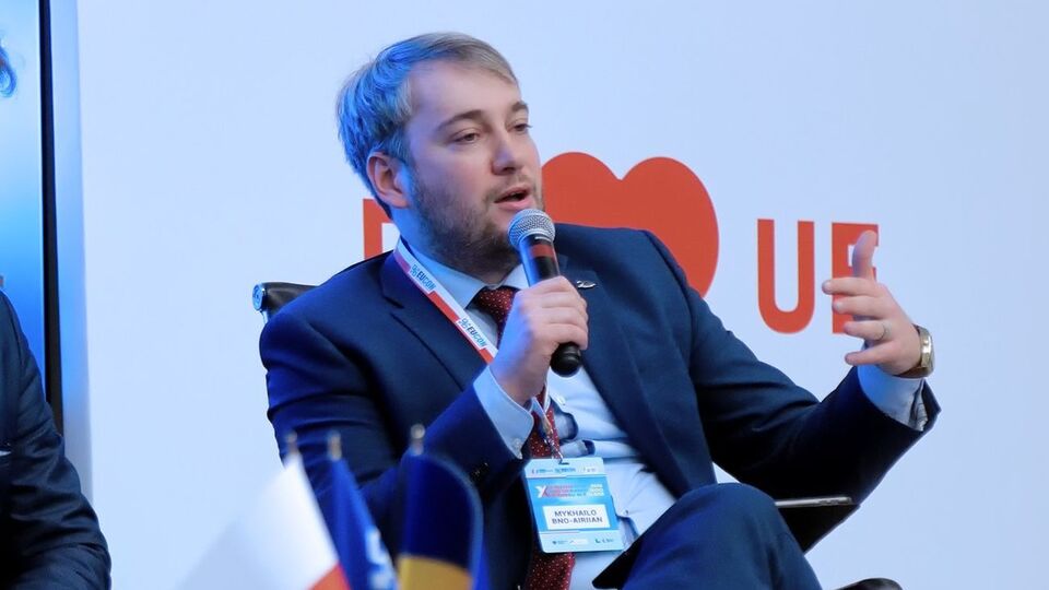 Бно-Айріян (на фото) сказав, що Дубінський намагається чинити на нього інформаційний тиск