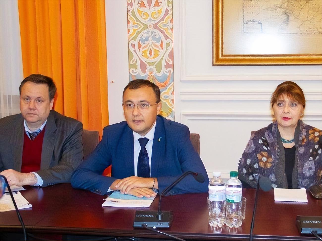 Експертів комісії зустріли в МЗС