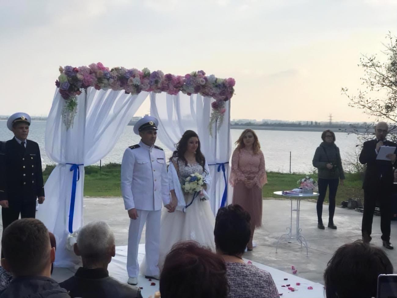 На свадьбу приехали другие освобожденные украинские моряки со своими семьями