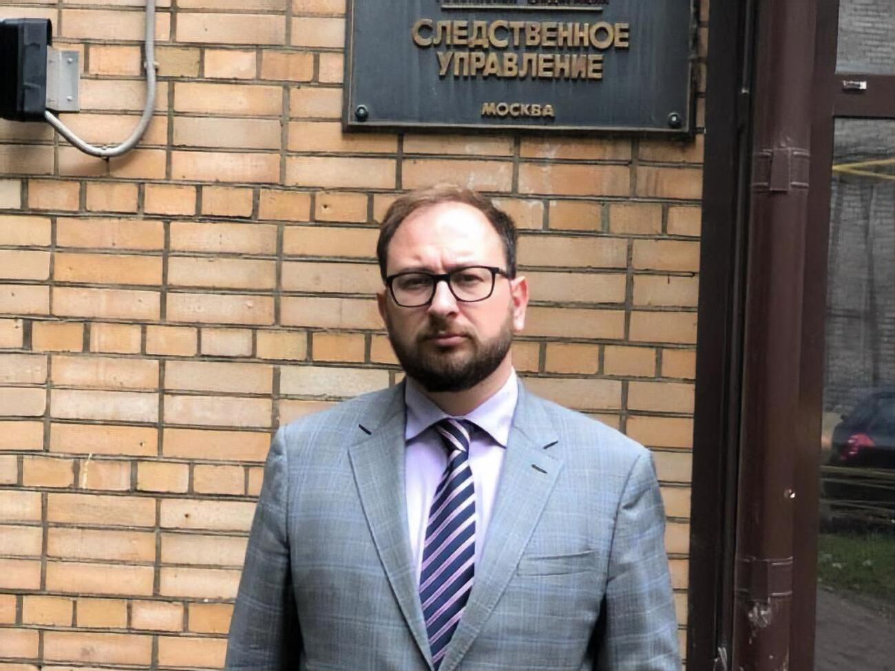 Полозов сказал, что сейчас он один занимается делом моряков