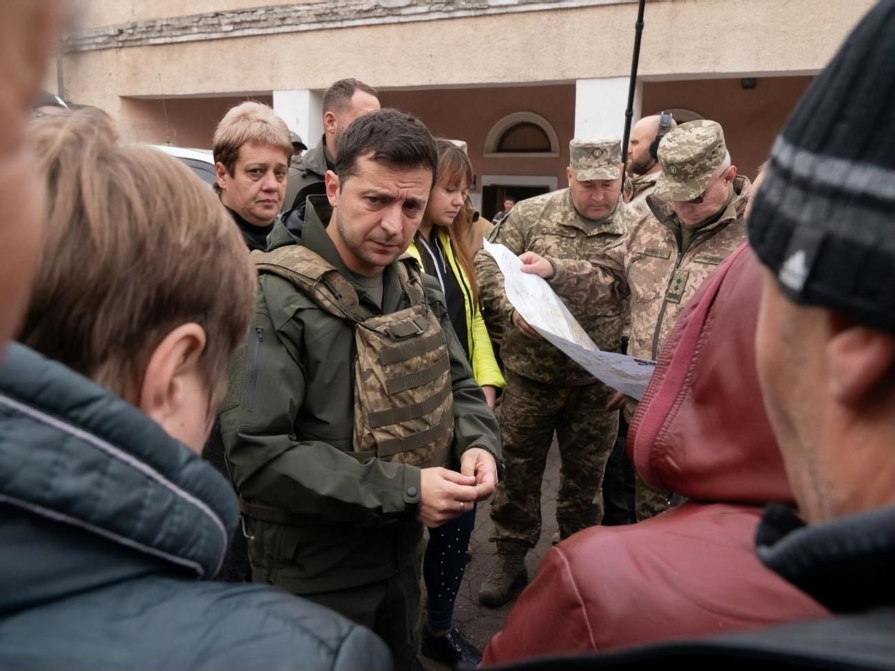 27 октября Зеленский обнародовал видео о своей двухдневной поездке в Золотое Луганской области