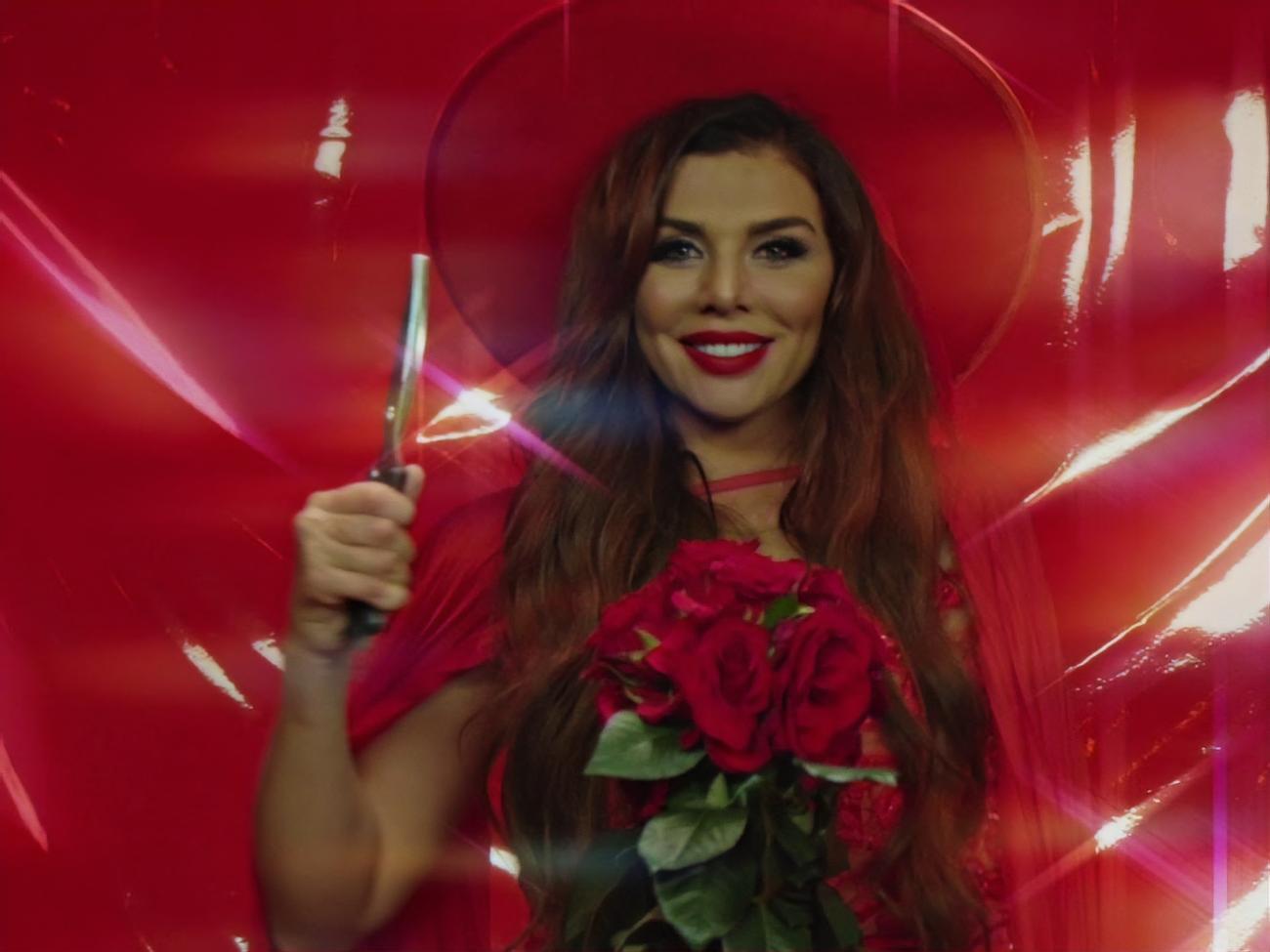 Седокова:&nbsp;"Вот теперь это точно хит!" &ndash;&nbsp;кричат бабушки у подъездов, подбрасывая вверх семечки и начиная пританцовывать под модные биты в сочетании с гитарой из 1990 года