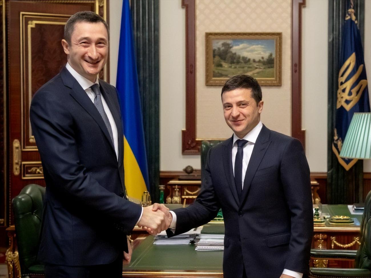 Зеленский вручил Чернышову служебное удостоверение