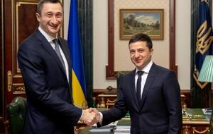 Зеленський вручив Чернишову службове посвідчення