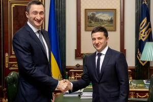 Зеленский вручил Чернышову служебное удостоверение