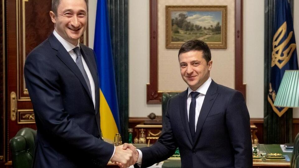Зеленський вручив Чернишову службове посвідчення