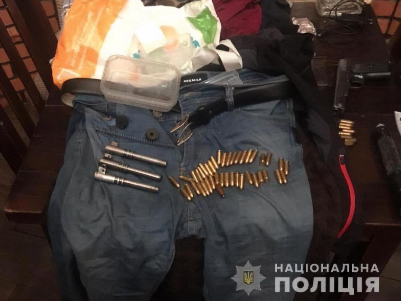 Во время обыска у иностранца изъяли пистолет ТТ с магазином, 60 патронов различного калибра, глушитель и три запасных ствола, сообщили в полиции