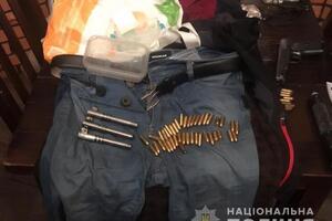 Під час обшуку в іноземця вилучили пістолет ТТ із магазином, 60 набоїв різного калібру, глушник і три запасні стволи, повідомили в поліції