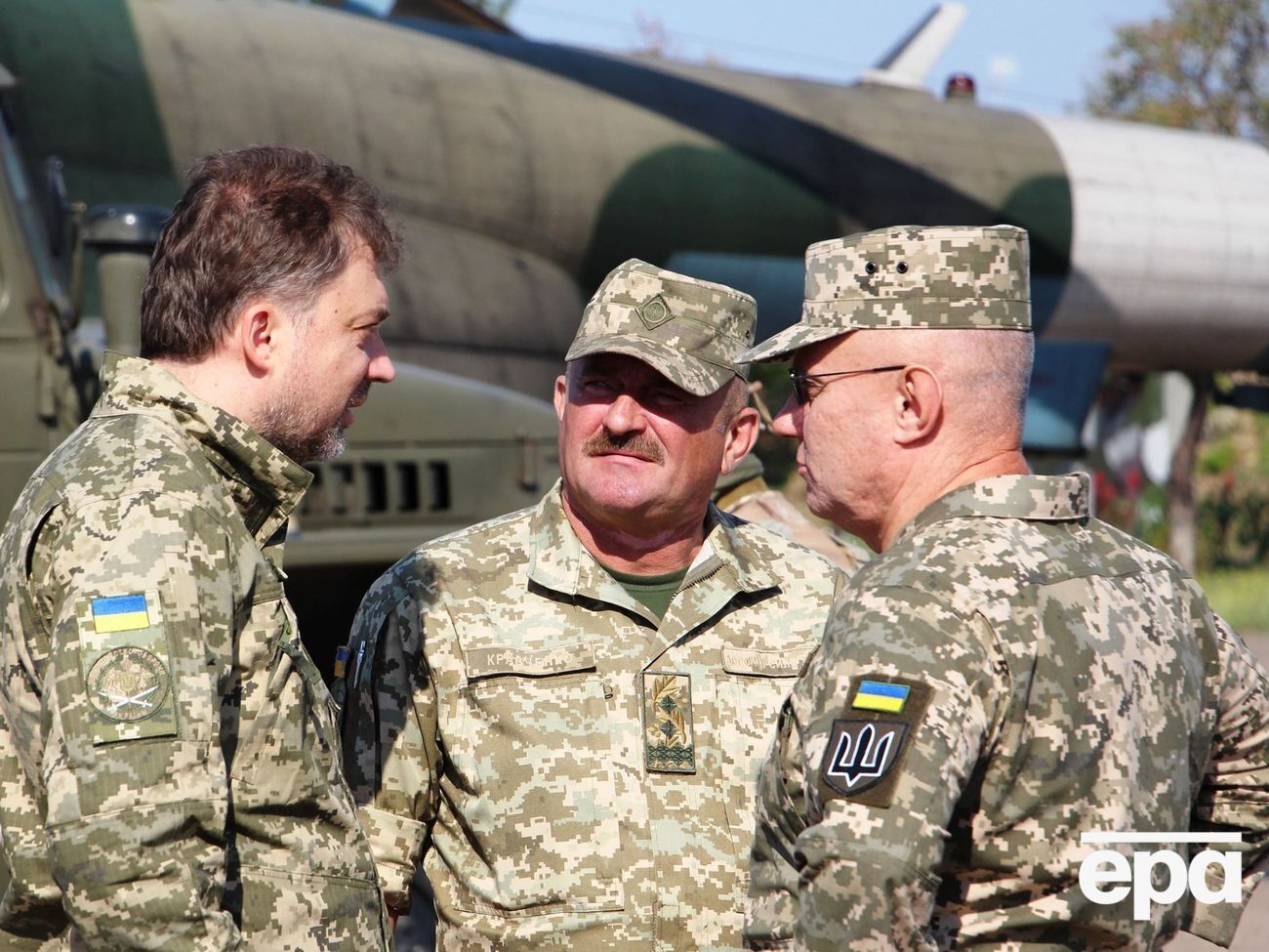 Кравченко (у центрі) сказав, що всього в ООС виділяють приблизно 30 населених пунктів, де має відбутися розведення