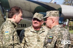 Кравченко (у центрі) сказав, що всього в ООС виділяють приблизно 30 населених пунктів, де має відбутися розведення