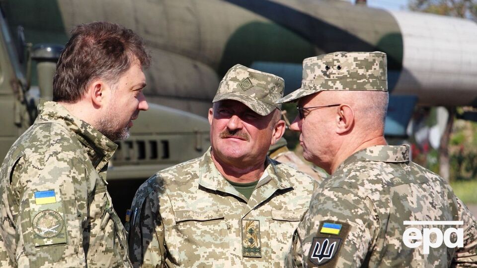 Кравченко (по центру) сказал, что всего в ООС выделяют около 30 населенных пунктов, где должно произойти разведение