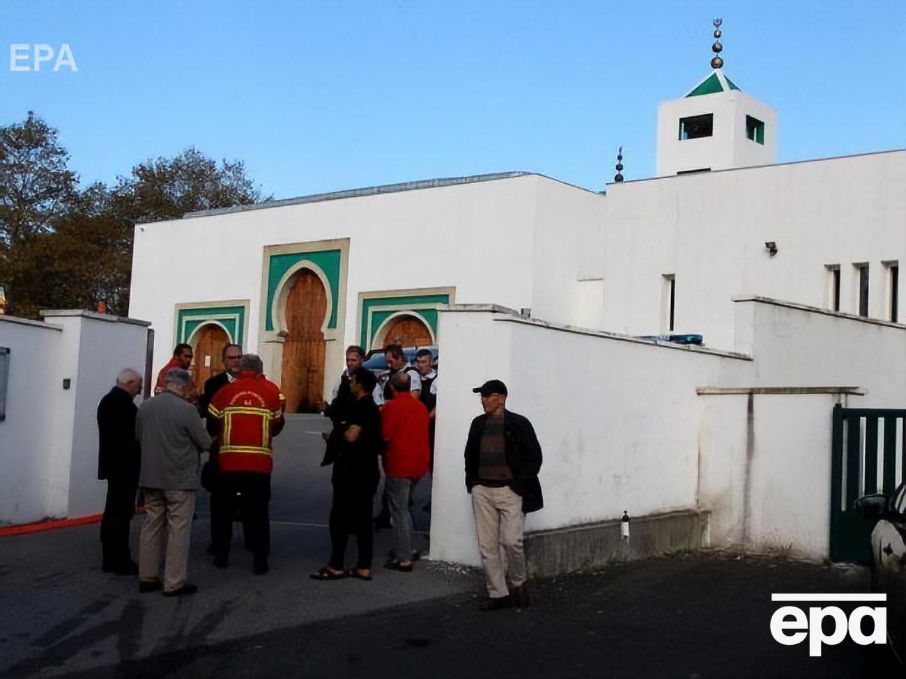 Стрелявший пытался поджечь дверь мечети