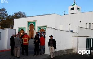 Стрелявший пытался поджечь дверь мечети