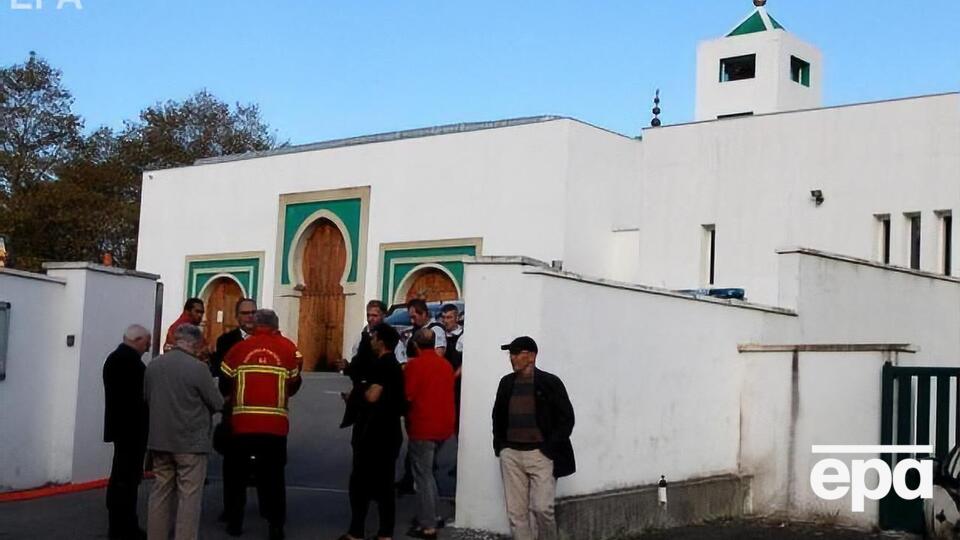 Стрелявший пытался поджечь дверь мечети