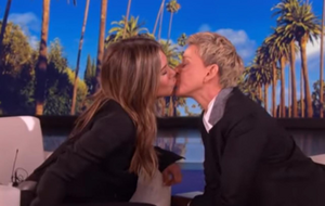 Энистон (на фото слева) заявила, что у Дедженерес мягкие губы