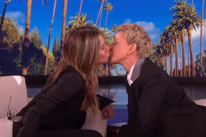 Еністон (на фото зліва) заявила, що у Дедженерес м'які губи