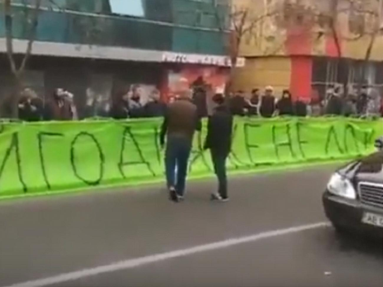 В Мариуполе вывесили баннеры с надписью "Я ж не лох"