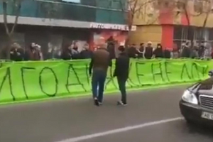 У Маріуполі вивісили банери з написом "Я ж не лох"