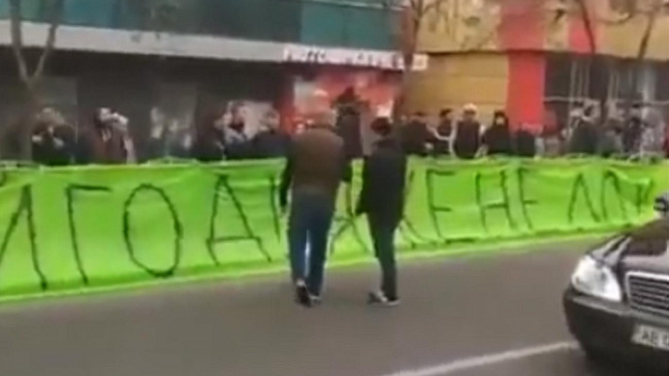 У Маріуполі вивісили банери з написом "Я ж не лох"