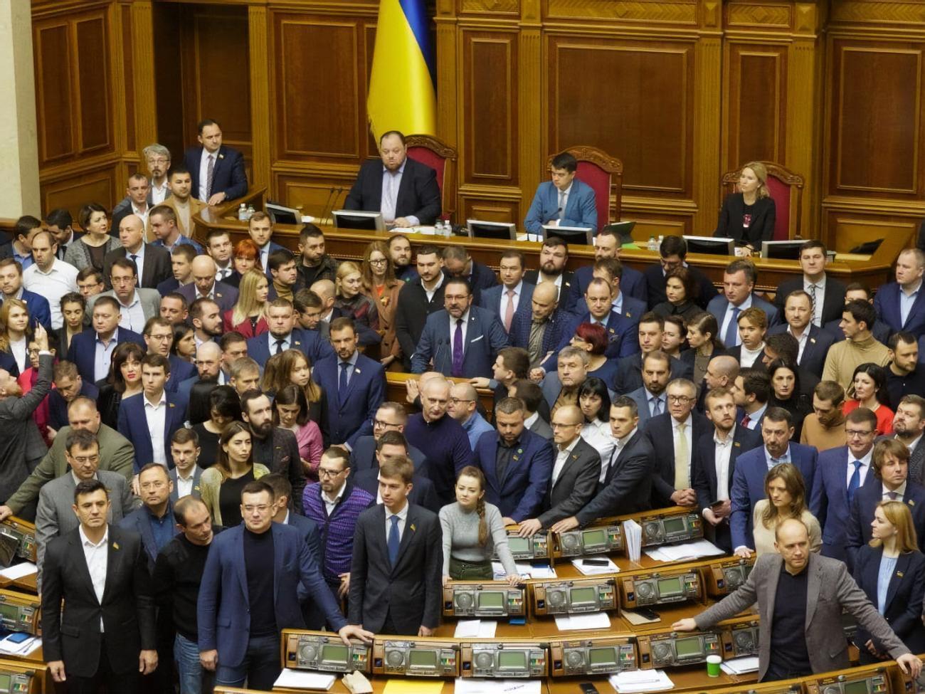 Нардепы от "Слуги народа" блокировали трибуну и кричали: "Ганьба!"