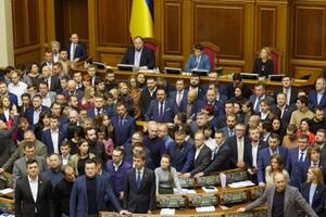 Нардепы от "Слуги народа" блокировали трибуну и кричали: "Ганьба!"