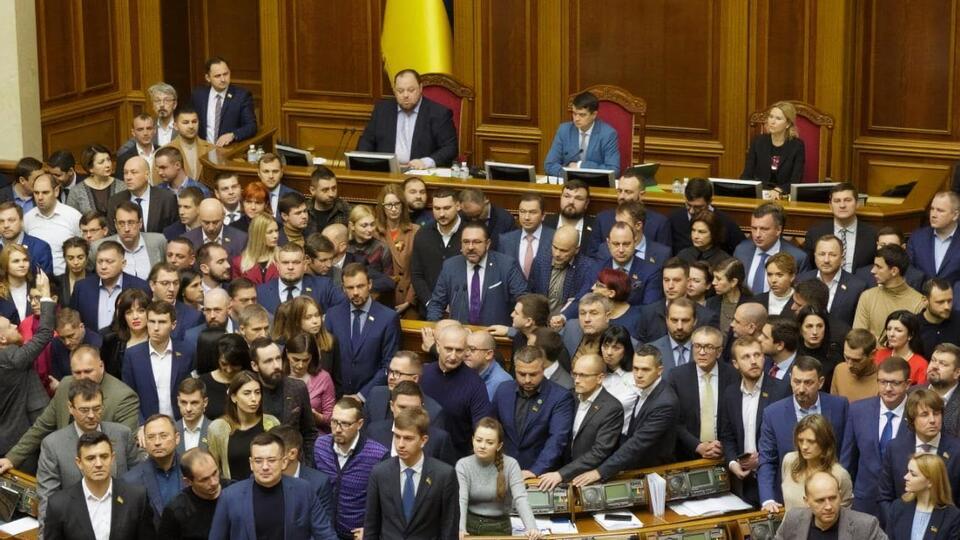 Нардепы от "Слуги народа" блокировали трибуну и кричали: "Ганьба!"