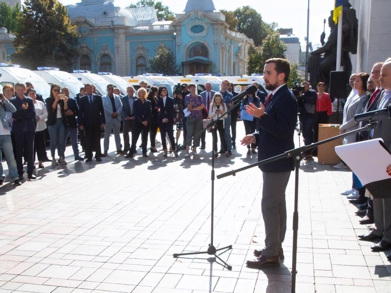 Тимошенко:&nbsp;Я привез в кабинет свои картины, чтобы чуть-чуть развеселить это помещение