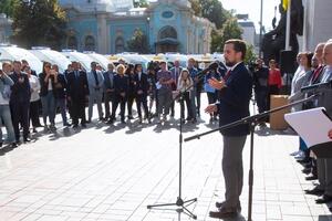 Тимошенко: Я привез в кабинет свои картины, чтобы чуть-чуть развеселить это помещение