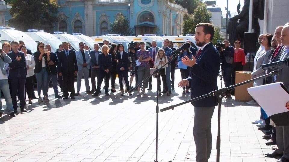 Тимошенко: Я привез в кабинет свои картины, чтобы чуть-чуть развеселить это помещение