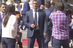 На пути журналистки стали охранники