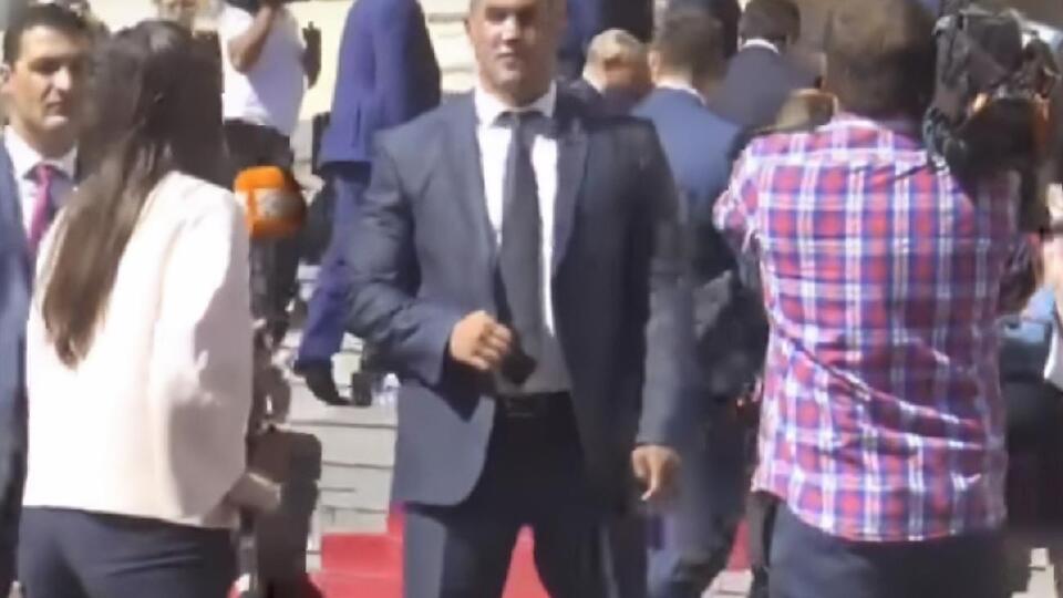 На шляху журналістки стали охоронці