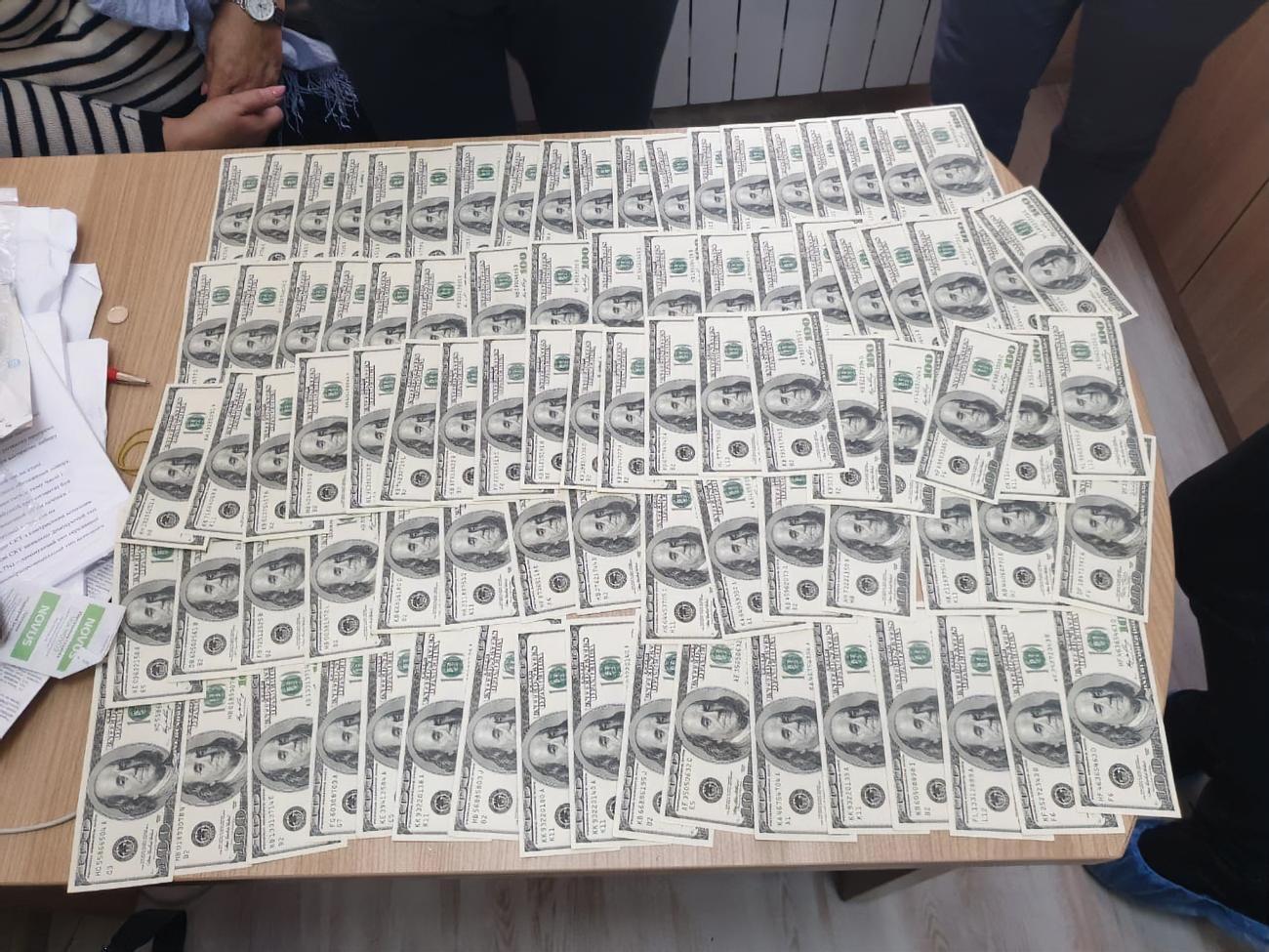Під час обшуку в робочому кабінеті лікаря знайшли понад $60 тис.