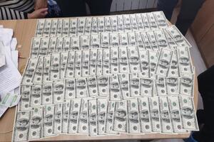 Під час обшуку в робочому кабінеті лікаря знайшли понад $60 тис.
