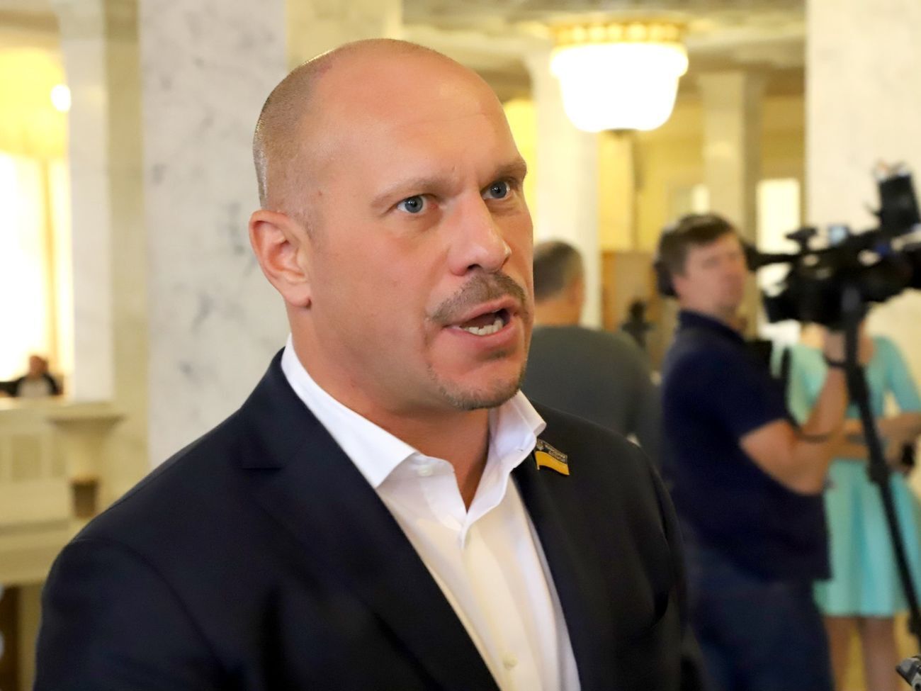 Кива сказал, что не видит "ничего страшного в том, что поправил брюки и подтянул носки"