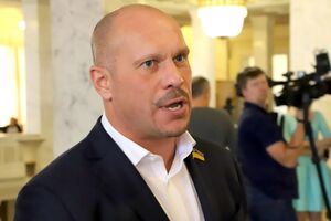 Кива сказал, что не видит "ничего страшного в том, что поправил брюки и подтянул носки"