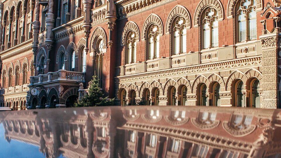 Із серпня 2017 року НБУ дозволив міняти валюту без паспорта на суму не більше ніж 150 тис. грн, із 5 листопада 2019 року вимогу скасовано