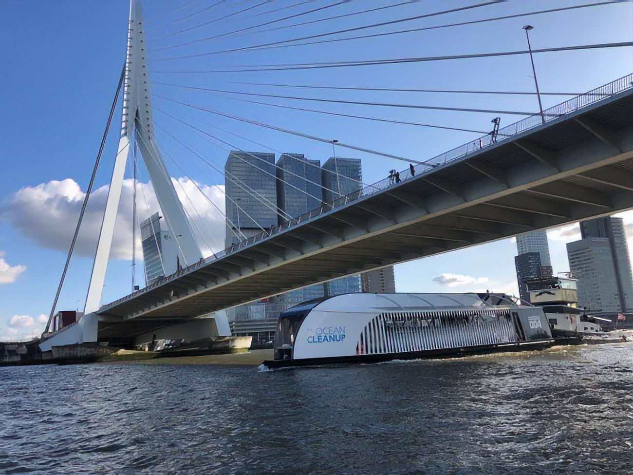 Молодой голландский предприниматель придумал уникальную систему очистки водоемов от мусора