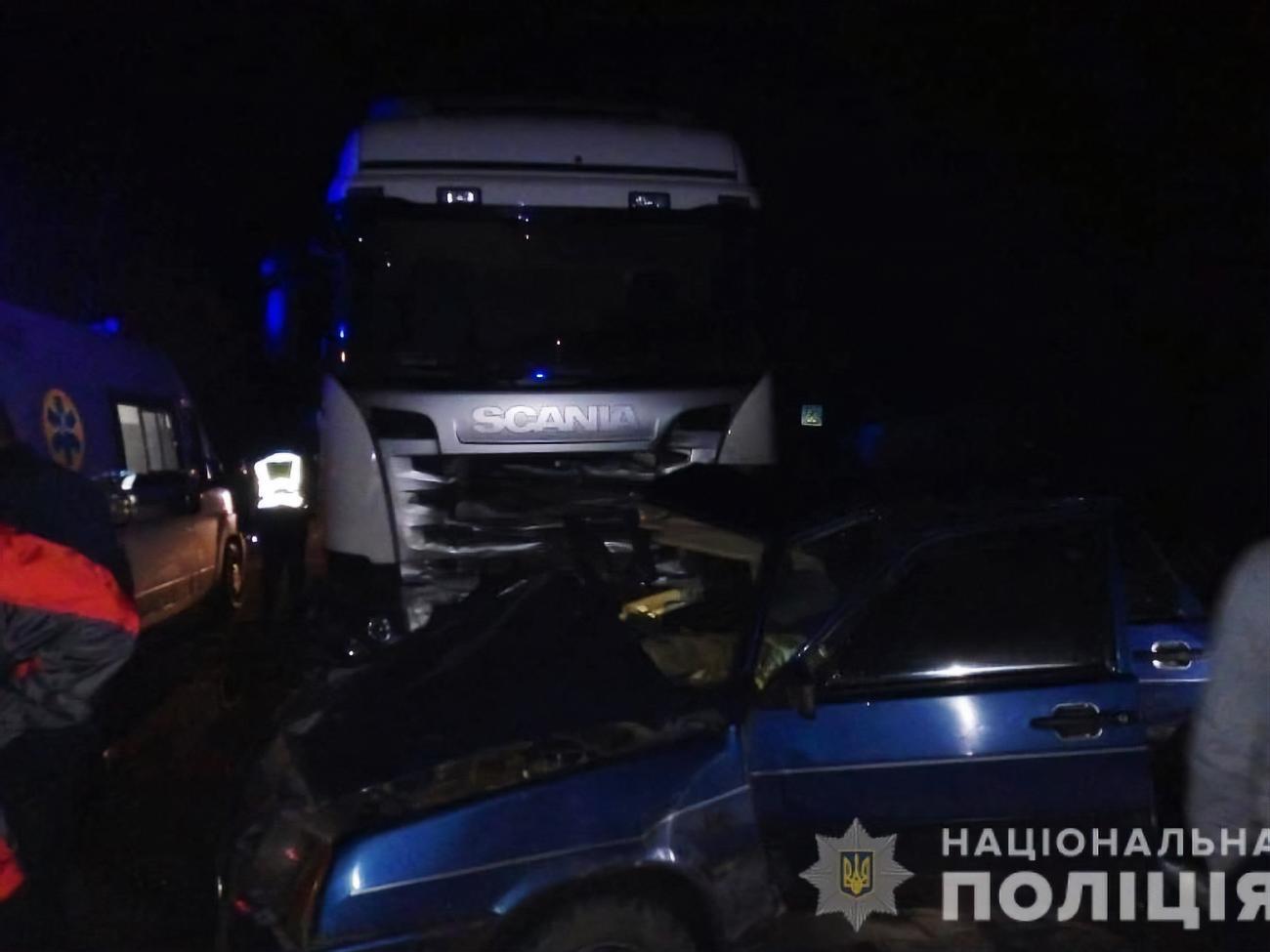 Автомобіль сильно постраждав під час зіткнення з вантажівкою