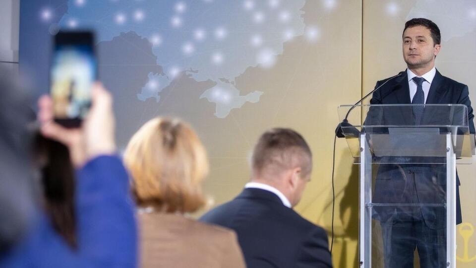 Зеленський заявив, що всі питання потрібно вирішувати на зустрічі в нормандському форматі