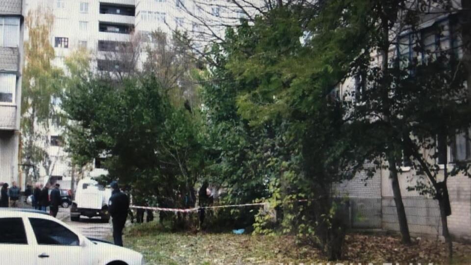 За даними поліції, дитину викинули з квартири на сьомому поверсі