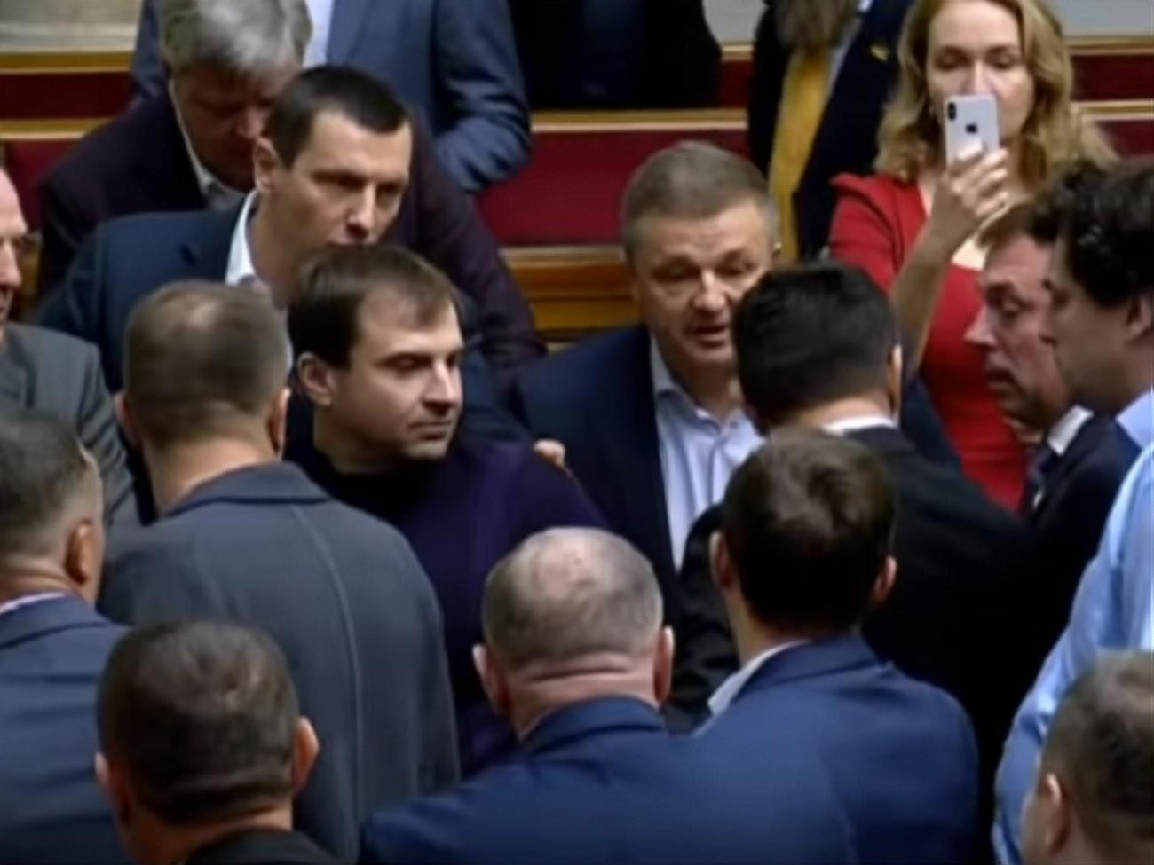 У&nbsp;Верховній Раді&nbsp;IX&nbsp;скликання&nbsp;стався&nbsp;перший&nbsp;конфлікт між нардепами