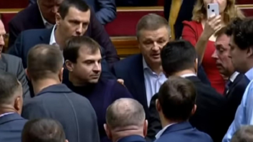 У Верховній Раді IX скликання стався перший конфлікт між нардепами