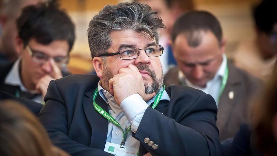 Нардепа від "Слуги народу" Богдана Яременка сфотографували під час використання сайтів знайомств