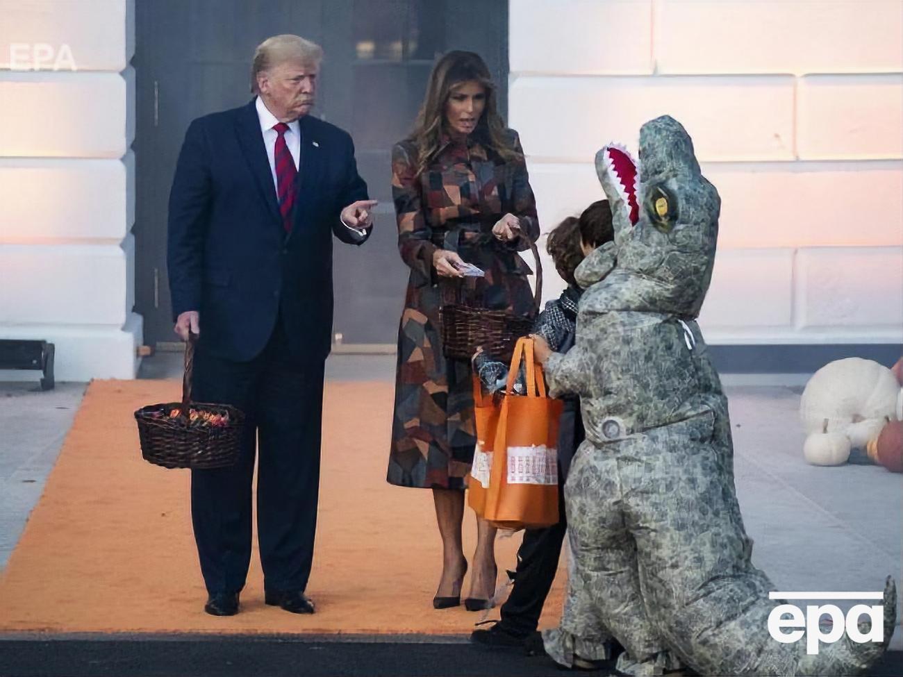 Дональд і Меланія Трамп роздавали дітям солодощі біля Білого дому на честь Гелловіна. Фоторепортаж