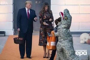 Дональд и Меланья Трамп раздавали детям сладости возле Белого дома в честь Хэллоуина. Фоторепортаж
