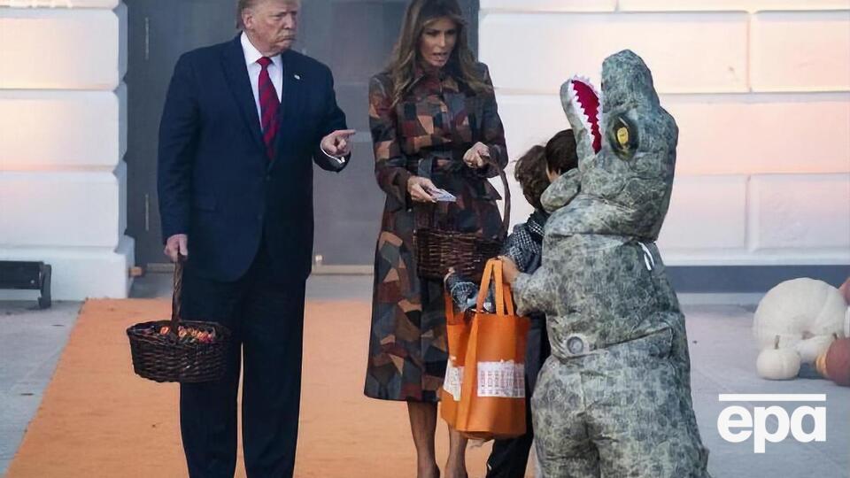 Дональд і Меланія Трамп роздавали дітям солодощі біля Білого дому на честь Гелловіна. Фоторепортаж