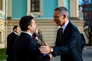 Столтенберг (на фото справа) прибыл в Киев на комиссию Украина – НАТО